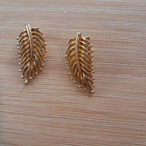 Elegant Gold Leaf Earrings - Picture 5 of 6